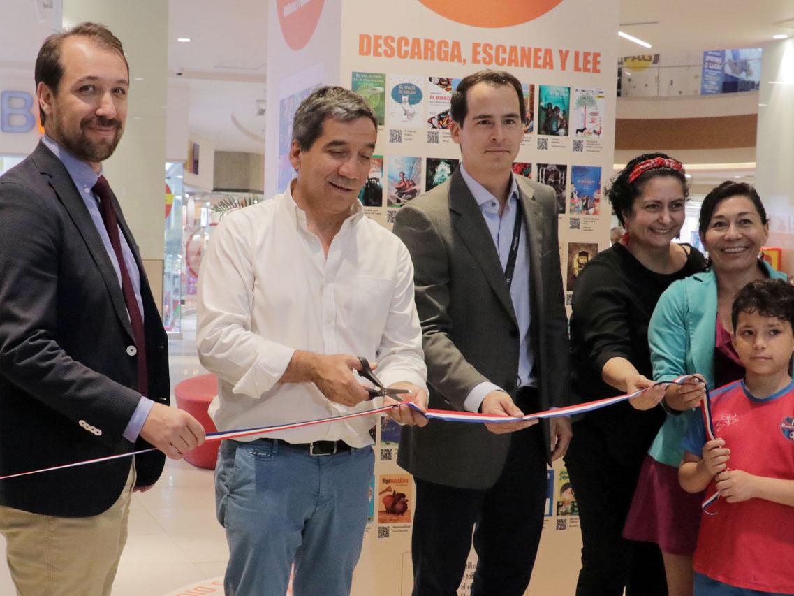 Carlos Maillet, director del Servicio Nacional del Patrimonio Cultural; Gonzalo Durán, alcalde de Independencia; Aldo Caffarena, gerente de MBI; Florencia García, directora de la BPDigital; y Carola Gómez, directora de Biblioteca de Independencia.