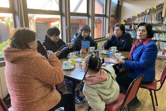 Biblioteca pública asociada al club de lectura	Biblioteca Pública N°206 Corral Nombre del club de lectura	Lectura con café Mediador/a del club de lectura	Perty Coronado Correo electrónico	b206bc1@abretumundo.cl Cantidad de participantes	7 Frecuencia de sesiones	Mensual