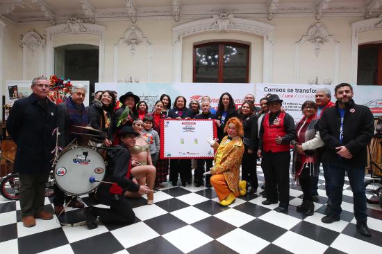 Grupo de autoridades y colaboradores en oficinas centrales de Correos de Chile