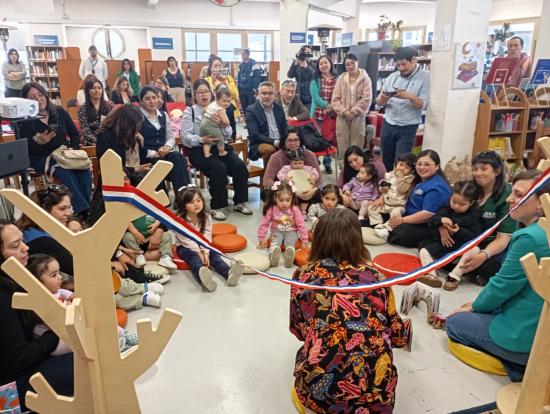Autoridades, familias y funcionarias de la Biblioteca Regional de Los Lagos participan en la inauguración de la nueva Guaguateca, un espacio dedicado a la primera infancia y la lectura temprana.