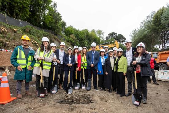 Autoridades de Cultura, Obras Públicas y regionales en el hito de construcción.