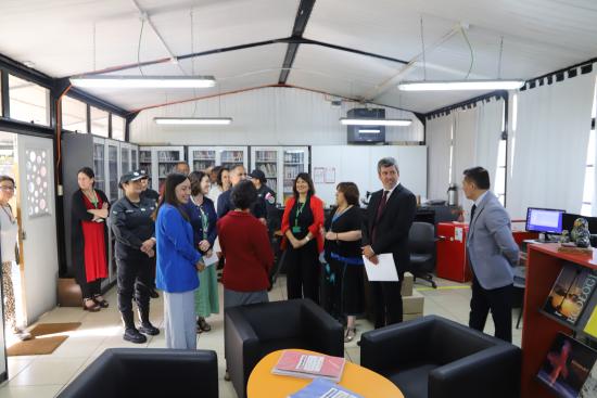 SNBP, Gendarmería y Colegio Médico conmemoran el Día de la Mujer con importante donación bibliográfica en el CPF de Santiago