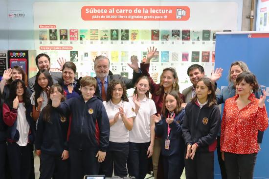 Representantes de Cultura, Metro, Bibliometro y escolares saludan en Ceremonia 30 años de Bibliometro en estación metro Ñuñoa