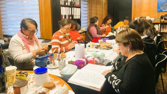Entre lanas y libros: círculo de mujeres fortalece redes de apoyo en la Biblioteca Pública de La Unión