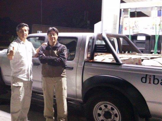 Funcionarios con la primera ayuda de Anfudibam.