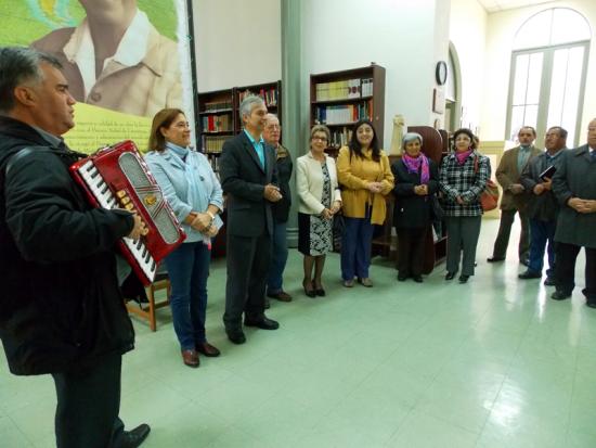 Usuarios le cantan el 'cumpleaños feliz' a la biblioteca.