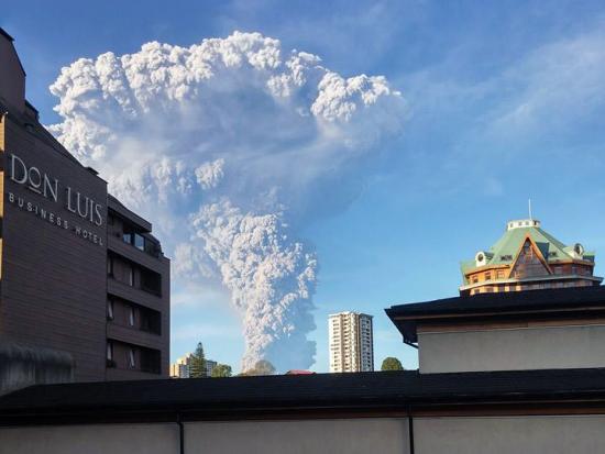 Esta enorme columna de humo y ceniza se aprecia desde la Biblioteca Regional de Los Lagos. Foto de Gabriel Díaz.