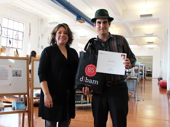 Manuel Venegas junto a sus premios y a Marcela Valdes, directora de la Biblioteca de Santiago.