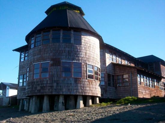 Fachada de la Biblioteca "palafito" de Quemchi.