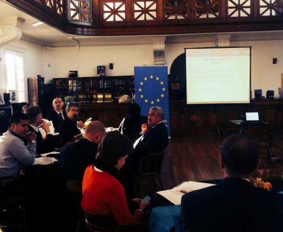 Diplomáticos europeos reunidos en la biblioteca.