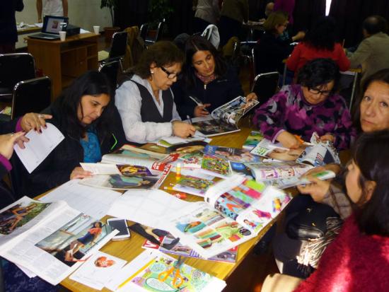 Bibliotecaros aprenden a elaborar fanzines.