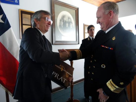 Gonzalo Oyarzún recibe ejemplar de manos del contraalmirante Ignacio Mardones.