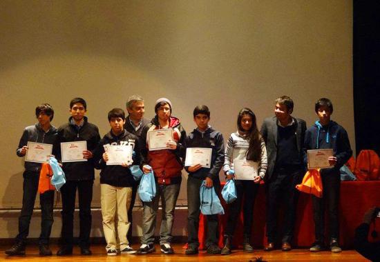 Participantes de la versión piloto reciben su diploma.