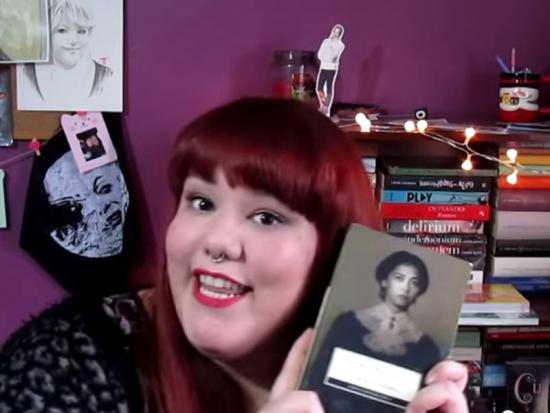 Laura Mera, booktuber que expuso en la Biblioteca Pública de Chépica, hablando sobre la actividad en Youtube.