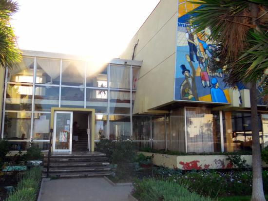 Frontis de la Biblioteca Pública.