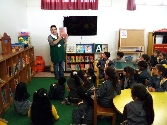 Cuenta cuentos en la biblioteca.