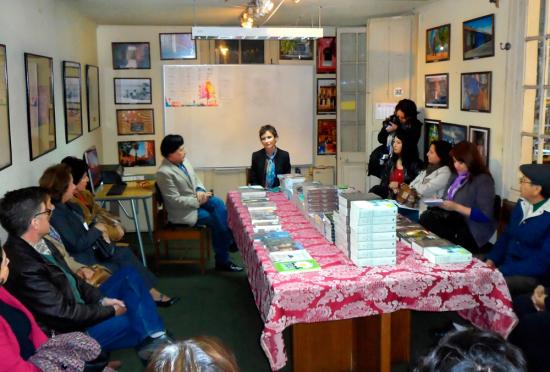 Alcaldesa Tohá junto al personal de bibliotecas.