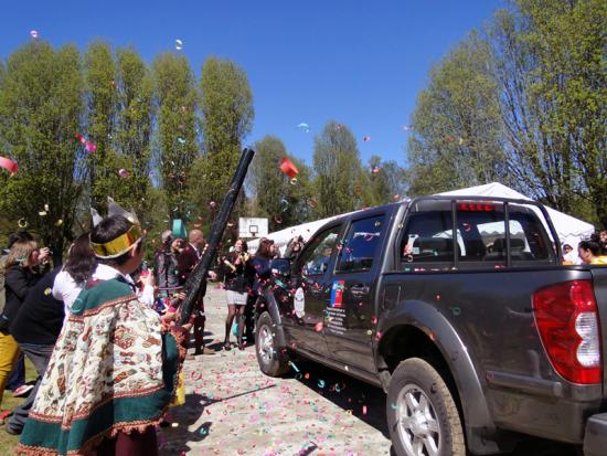 La comunidad da la bienvenida al bibliomóvil.