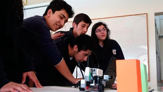 Alumnos aprendiendo de Robótica.
