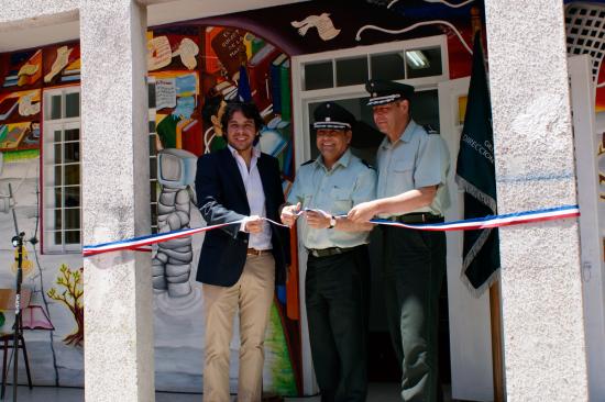 Importante renovación de mobiliario y libros.