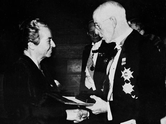Gabriela Mistral recibe el Premio Nobel, en 1945.