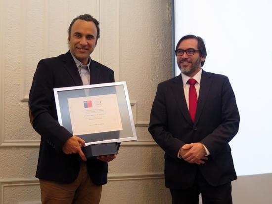 Álvaro Soffia del SNBP recibio la distinción en nombre de la Biblioteca Regional de Antofagasta.