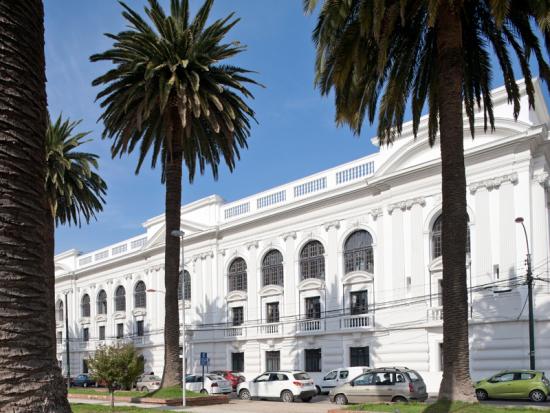 Frontis del edificio que alberga a la biblioteca desde 1919.