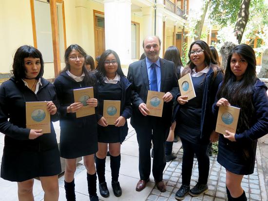 Director de la Dibam, Ángel Cabeza, junto a esolares en el lanzamiento de la reedición del libro.