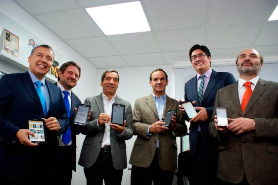 Autoridades en la primera biblioteca física digital.