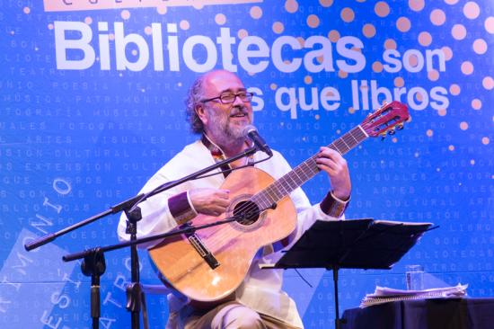 Eduardo Peralta, poeta y cantautor.