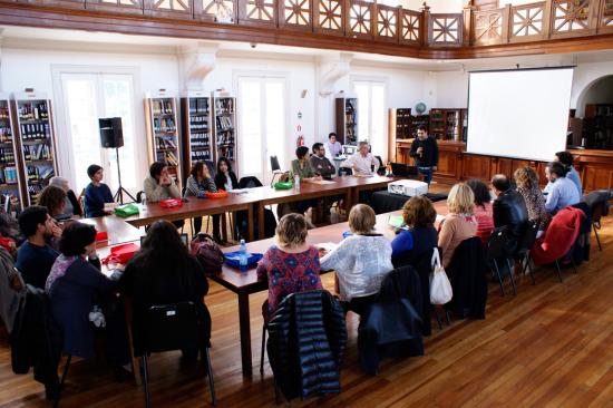 Rerunión en la Biblioteca Santiago Severín de Valparaíso.