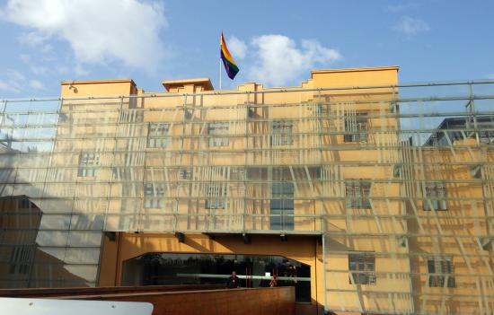 La bandera de la diversidad fue izada en la biblioteca.