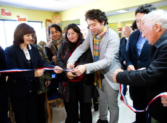 Autoridades de la Dibam y de la Municipalidad en el corte de cinta.