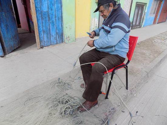FOTO: Carlos Torrejón, armador de redes de Tongoy.