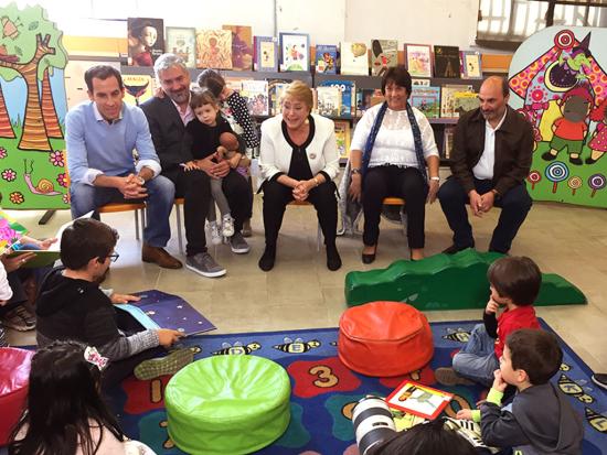 Presidenta en la sala Infantil de la Biblioteca de Santiago.