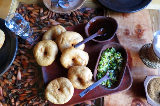 Sopaipillas mapuche y piñones.
