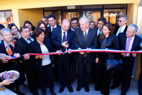 Autoridades en el corte de cinta.