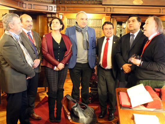 Director de la Dibam, Ángel Cabeza, junto al director de la Biblioteca Nacional, Pedro Pablo Zegers, realizando una visita guiada a la delegación de la Araucanía por la sala  patrimonial José Toribio Medina.