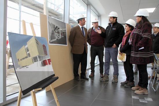 Autoridades en visita a las obras de construcción.