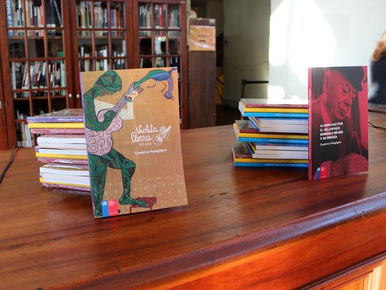 Libros pedagógicos de Violeta Parra y Gonzalo Rojas.