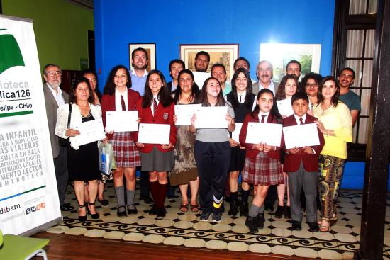 Autoridades, organizadores y ganadores del concurso.
