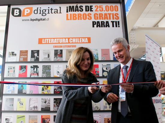 La Ministra Alejandra Pérez y el Gerente General de Nuevo Pudahuel, Nicolas Claude.