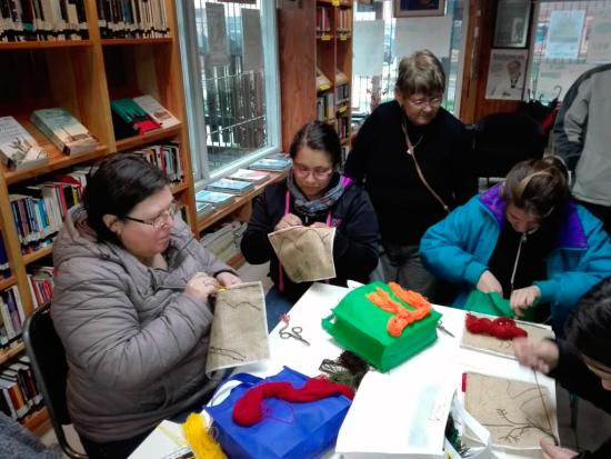 Bordadoras en la Biblioteca de Futrono