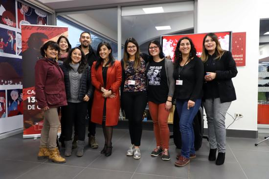 Comitiva de pasantes junto a personal de la BRGM