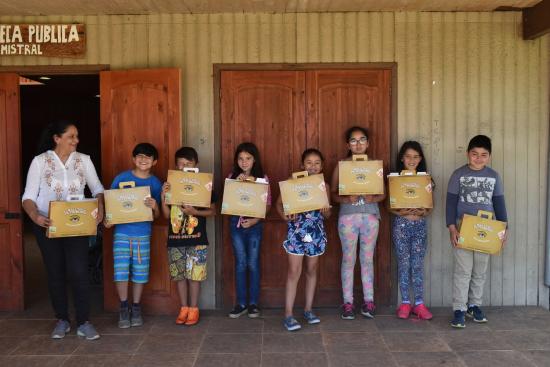 Los niños del Club de Lectura Infantil junto a su monitora.