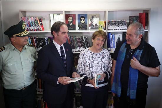 Christian Alveal, Director Nacional de Gendarmería; Hernán Larraín, Ministro de Justicia; Consuelo Valdés, Ministra de las Culturas; y Pedro Engel, astrólogo e escritor.