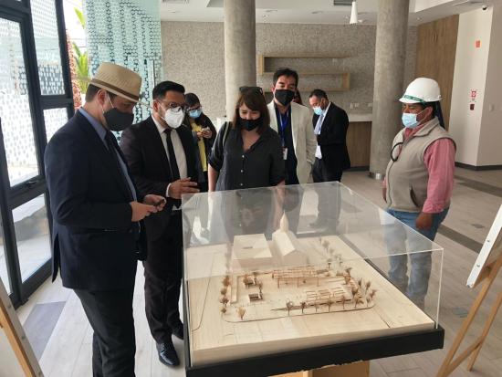 El Director Nacional del Servicio Nacional del Patrimonio Cultural, en compañía de Paula Larraín, Subdirectora del Sistema de Bibliotecas Públicas junto a autoridades locales.