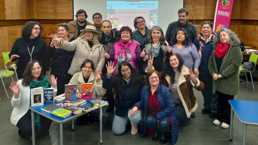 Conductores de la red de clubes de la región de La Araucanía y equipo de la CR de bibliotecas públicas