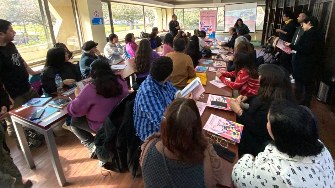 Conductores de la red de clubes de la región del Biobío y equipo de la CR de bibliotecas públicas
