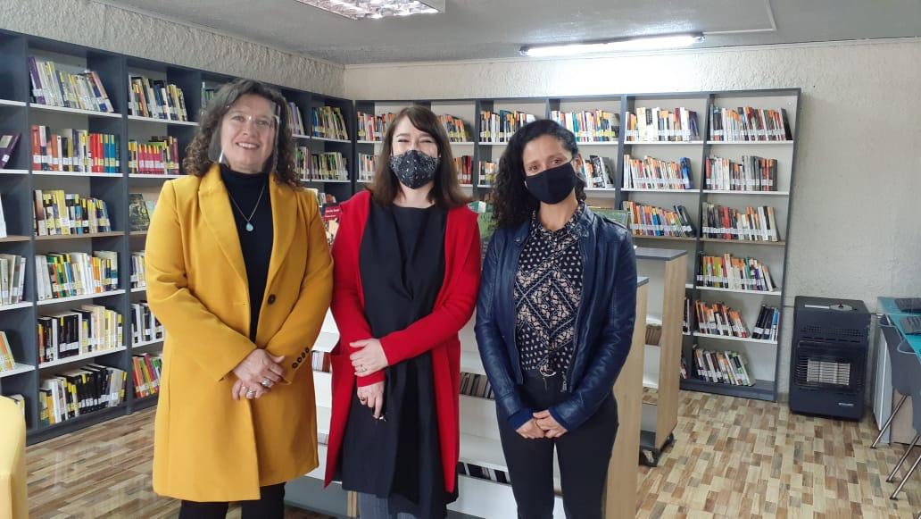 De izquierda a derecha: Paula Illanes (encargada de la Biblioteca Pública Nº 235), Paula Larraín (subdirectora del Sistema Nacional de Bibliotecas Públicas), Isabella Sottolichio (coordinadora regional de bibliotecas del Servicio Nacional del Patrimonio